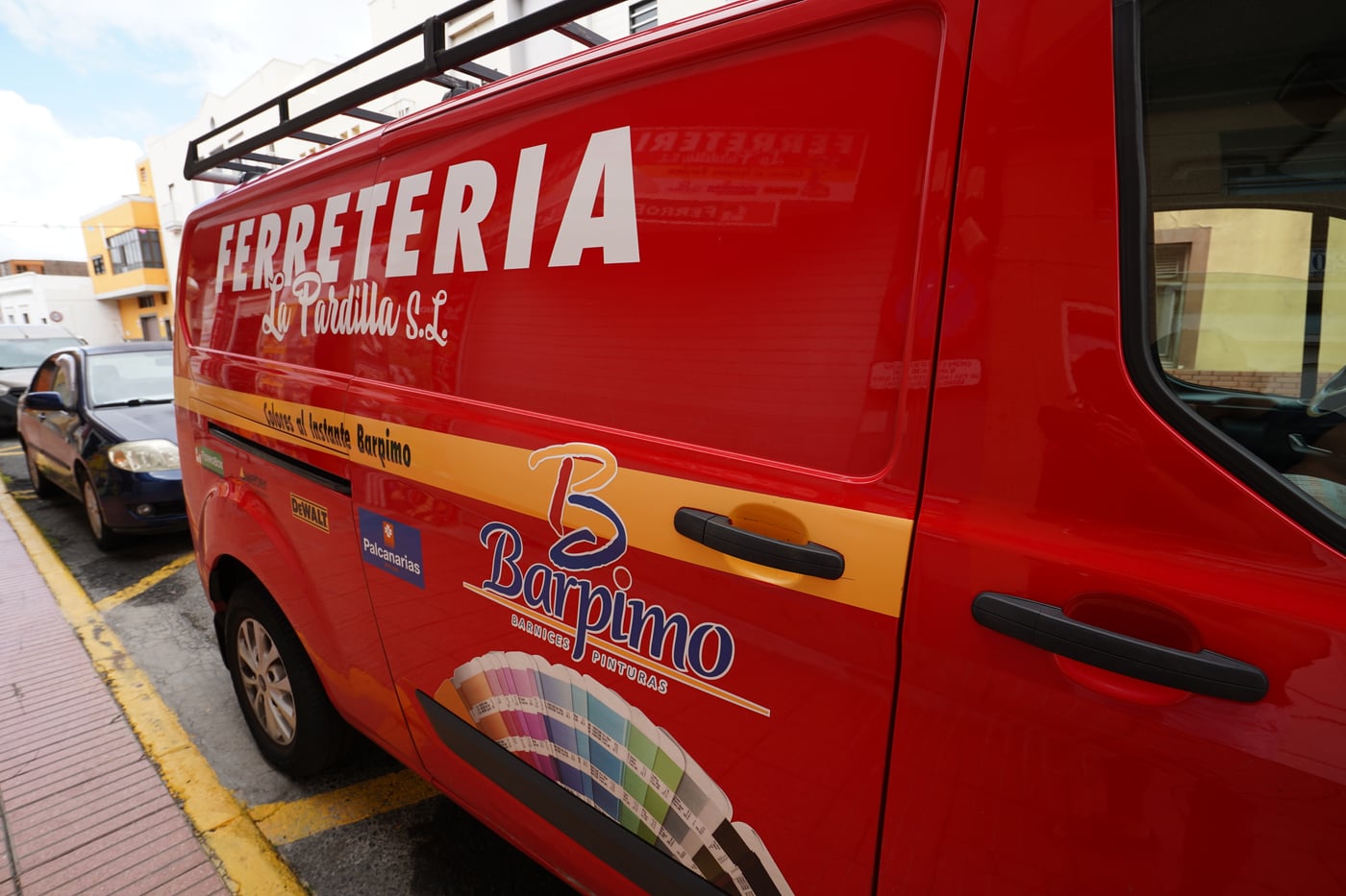 Furgoneta de reparto de Ferretería La Pardilla