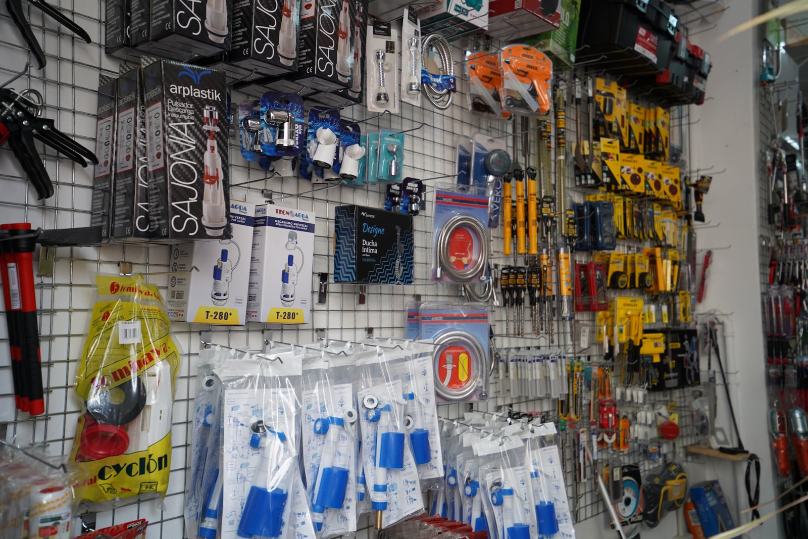 Interior de la tienda lleno de productos