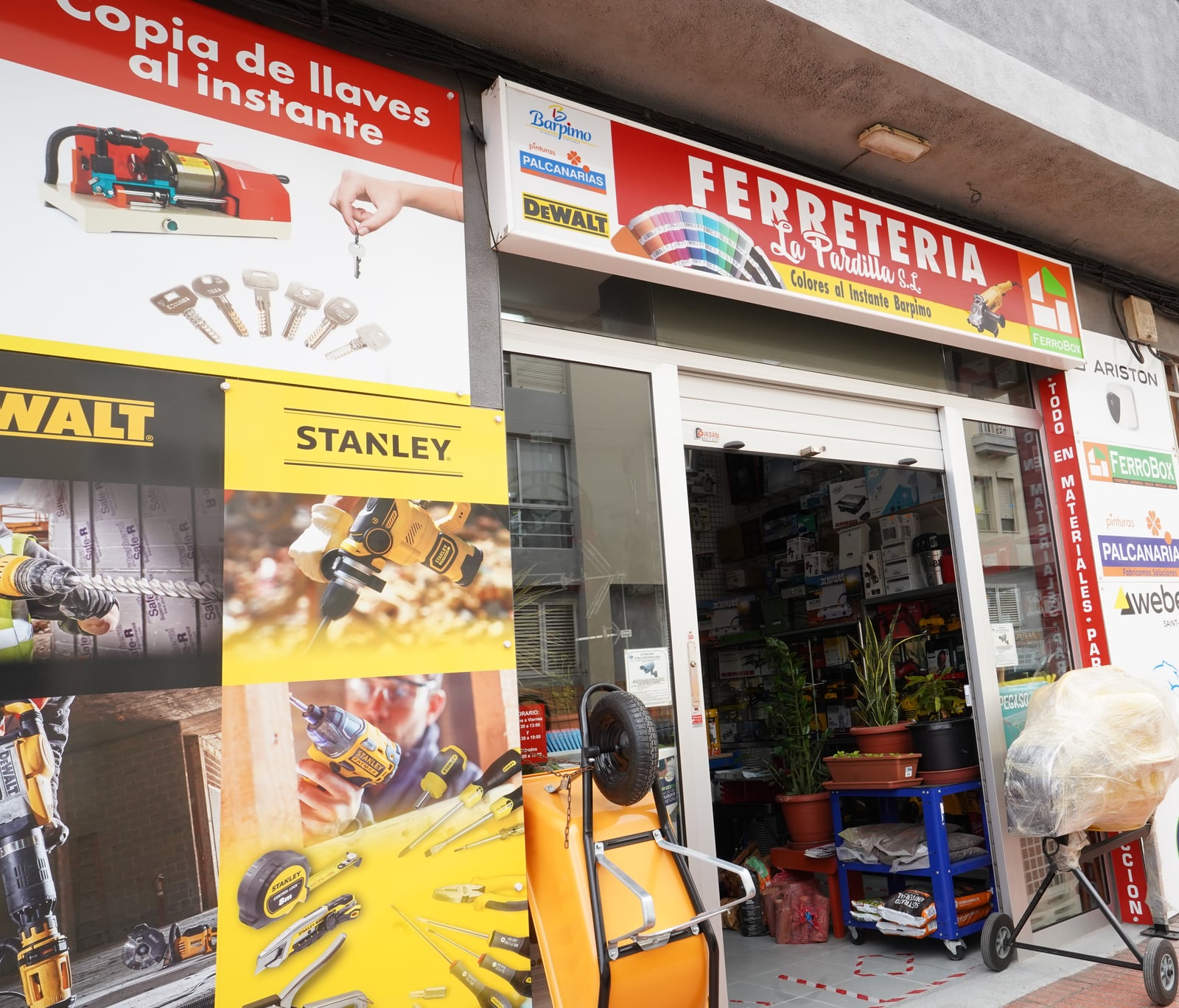 Exterior de la ferretería con el cartel del negocio